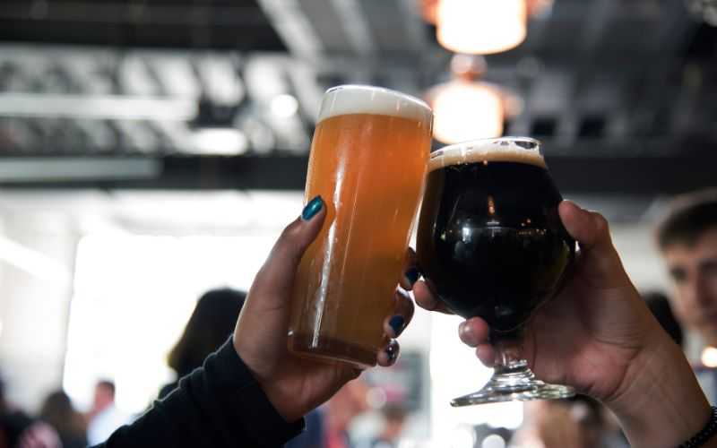 Explorando el mundo de las cervezas ale: sabores, características y dónde adquirirlas