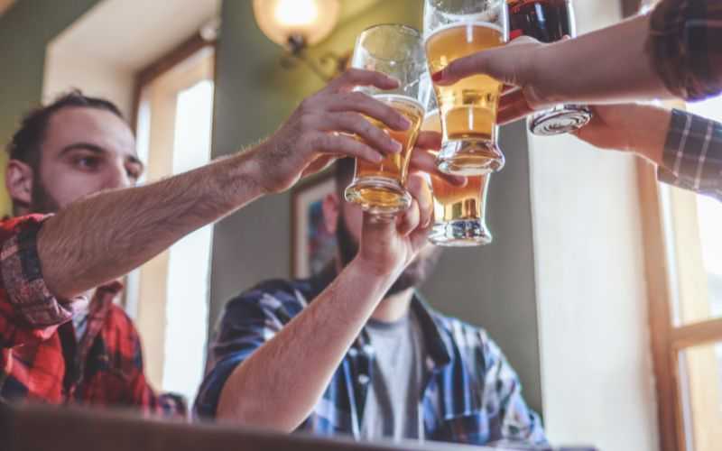 La cerveza artesanal como regalo: Ideas originales para sorprender a tus amigos cerveceros